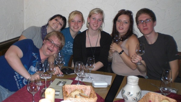 6 Personen mit Weingläsern.
