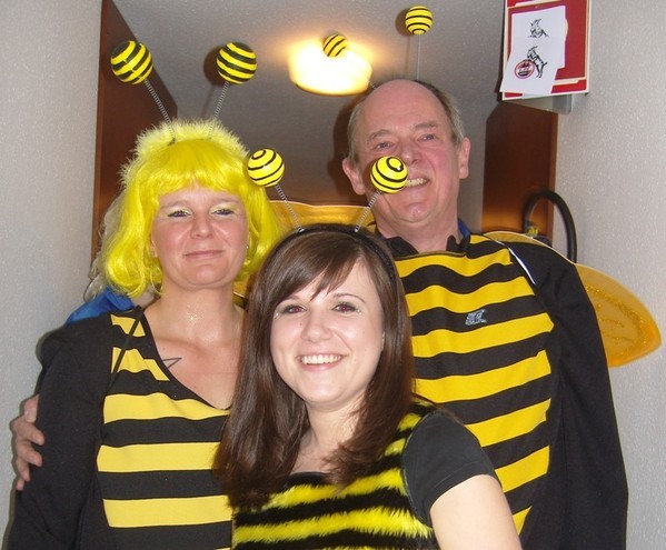 3 verkleidete Bienchen