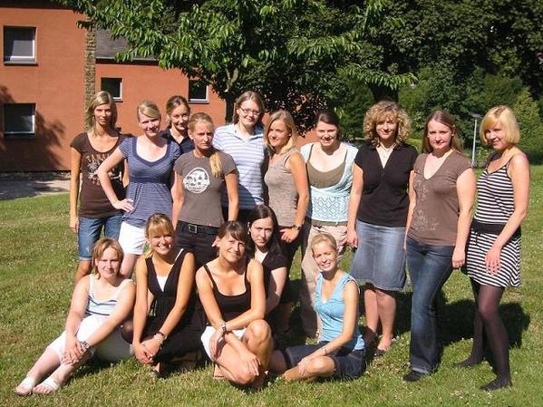 Studiengruppe R102 mit Studiengruppenleiter Schweda (die erste reine Frauenstudiengruppe)