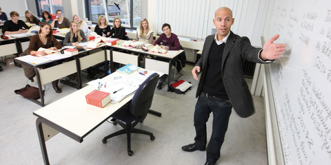 Professor vor Studierenden