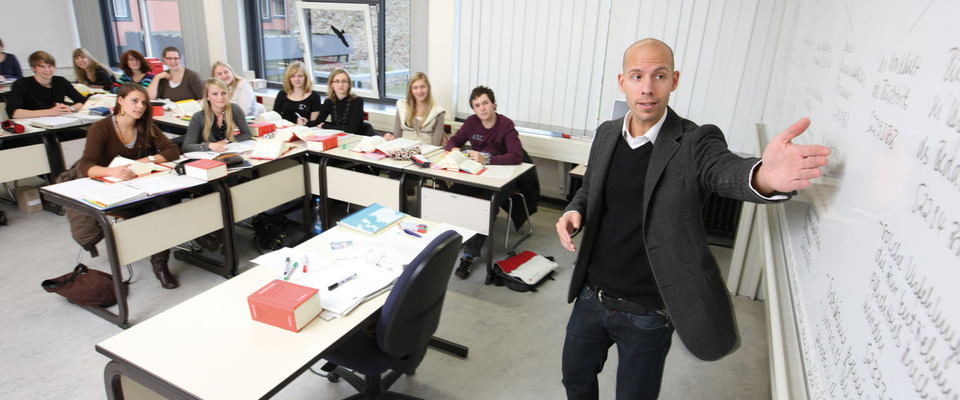 Professor vor Studierenden