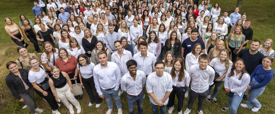 Hier wird ein Gruppenbild der Studierenden gezeigt.