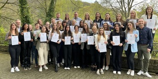 Es wird ein Gruppenbild der ausgezeichneten Studierenden  mit Herrn Direktor der Fachhochschule für Rechtspflege NRW, Herr Dr. Meyer, Oberregierungsrat Thomas Schmidt, Projektleiter Justiz-Online für die Websites der Gerichte und Justizbehörden, sowie Justizamtmann Maik Schlaak gezeigt.