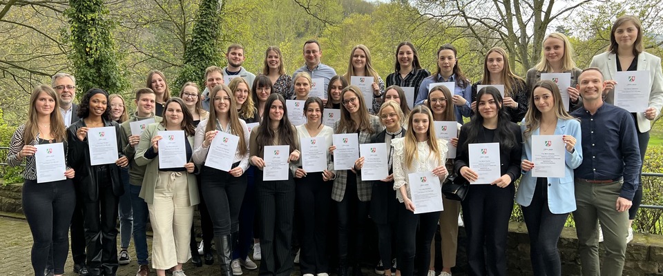 Es wird ein Gruppenbild der ausgezeichneten Studierenden  mit Herrn Direktor der Fachhochschule für Rechtspflege NRW, Herr Dr. Meyer, Oberregierungsrat Thomas Schmidt, Projektleiter Justiz-Online für die Websites der Gerichte und Justizbehörden, sowie Justizamtmann Maik Schlaak gezeigt.