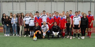 Zusehen sind die beiden Fußball-Teams der Fachhochschule für Rechtspflege.