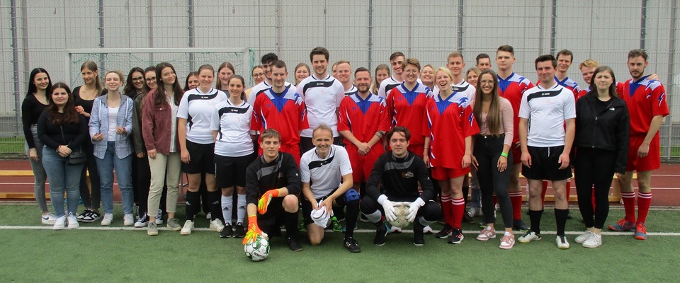 Zusehen sind die beiden Fußball-Teams der Fachhochschule für Rechtspflege.