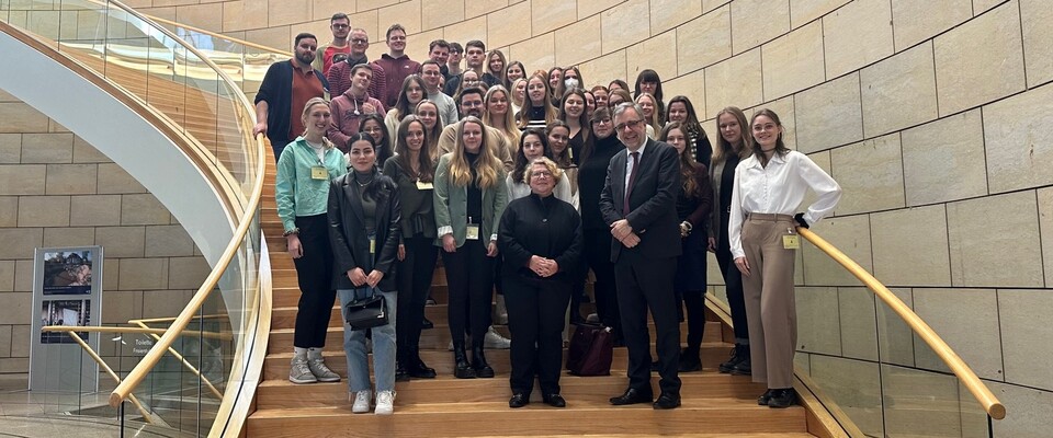 Es werden die Staatssekretärin der Justiz NRW Doktor Daniela Brückner mit dem Direktor der Fachhochschule Herr Doktor Meyer sowie die Studierende gezeigt.