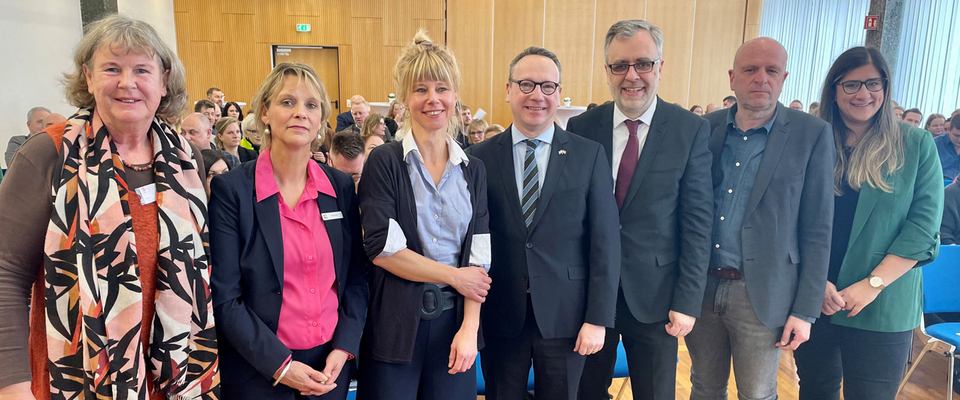 Auf dem Bild sind zu sehen von links nach rechts: Jutta Arens, Yvonne Radetzki, Prof. Dr. Janne Fengler, Dr. Benjamin Limbach, Dr. Alexander Meyer, Stefan Benning, Laura Carciotto.