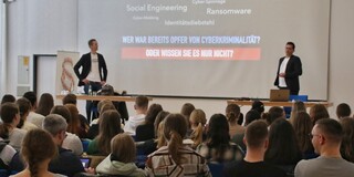 Zu sehen sind die Studierenden in der Aula der FHR sowie die Vortragenden.