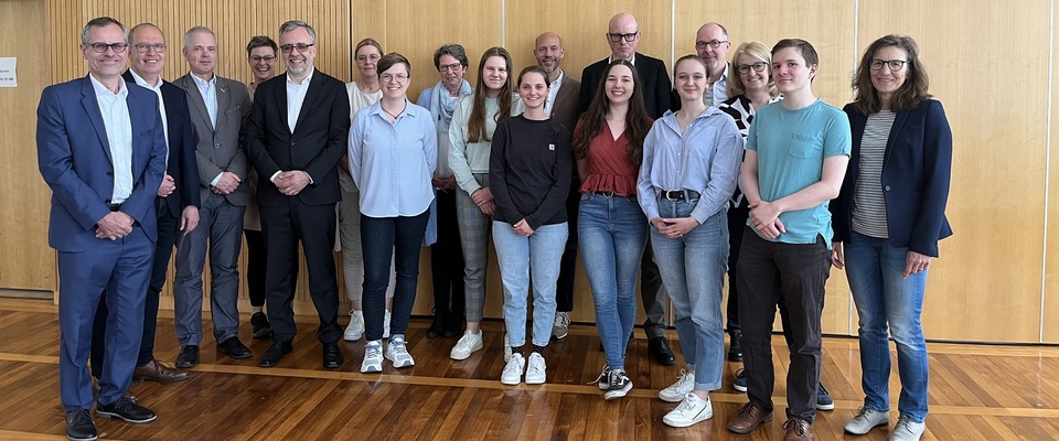 Es wird ein Gruppenbild des neu gewählten Senats gezeigt.