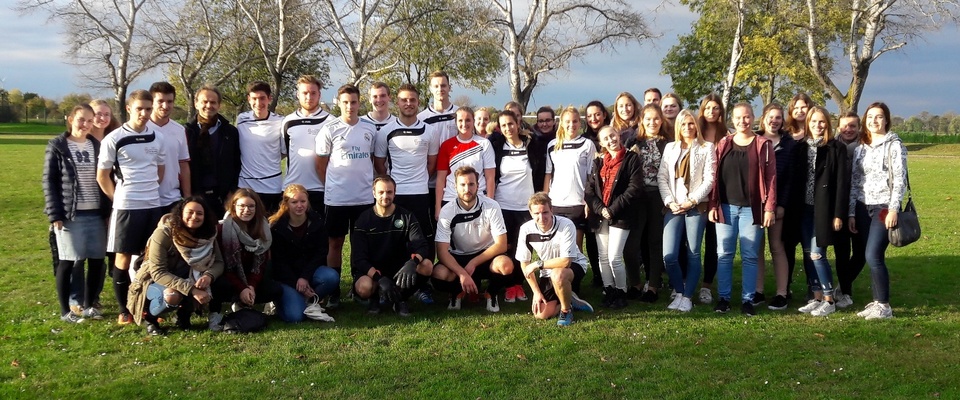 Gruppenbild der FH-Mannschaft samt Fans