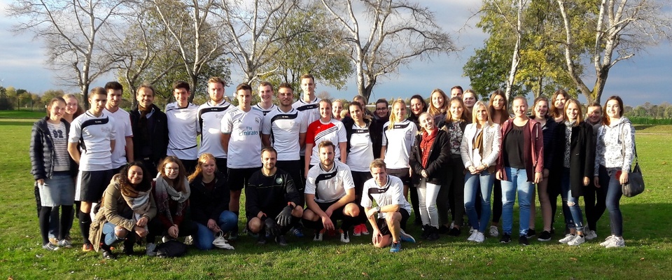 Gruppenbild der FH-Mannschaft samt Fans