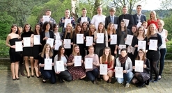 Gruppenfoto Urkundenübergabe