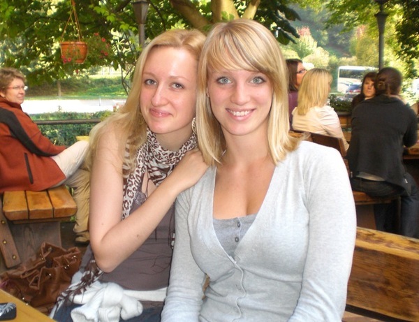 Zwei Frauen in einem Biergarten