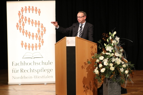 Minister der Justiz NRW Dr. Benjamin Limbach bei seiner Festansprache