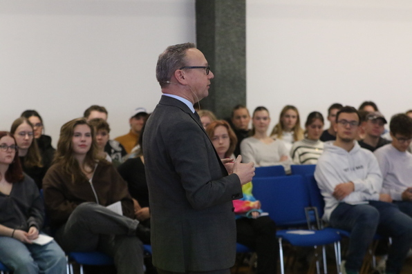 Herr Dr. Limbach erklärt den Schülerinnen und Schülern die Besonderheiten des deutschen Grundgesetzes