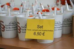 Tassen, Lanyards und Kugelschreiber Tassen, Lanyards und Kugelschreiber