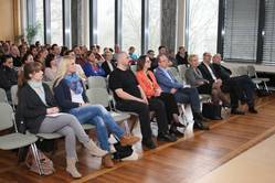 Besucher des Vortrags in der Aula