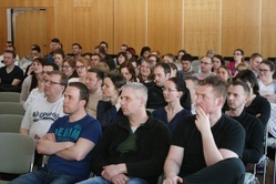 Zuhörer in der Aula der FHR