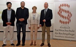 Die Referenten mit der stellvertretenden Direktorin und dem Sprecher des Fachbereichs Strafvollzug Die Referenten mit der stellvertretenden Direktorin und dem Sprecher des Fachbereichs Strafvollzug