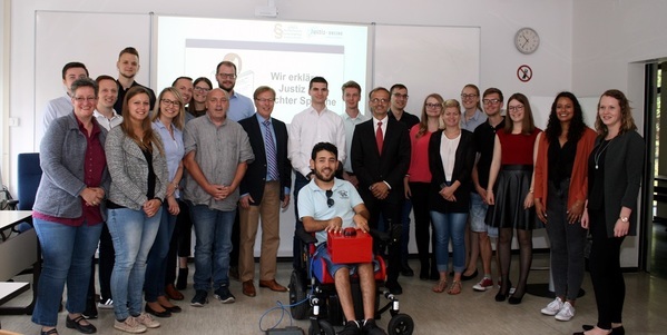 Die am Projekt beteiligten Studierenden und Kollegen der FHR mit den Prüfern der Lebenshilfe Oberhausen und Herrn Minister der Justiz Biesenbach