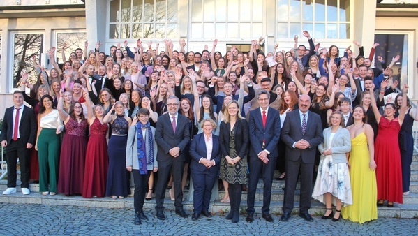 Gezeigt wird ein Gruppenbild der Diplomandinnen und Diplomanden