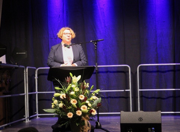 Sie sehen Frau Staatssekretärin des Ministeriums der Justiz des Landes Nordrhein-Westfalen Dr. Daniela Brückner bei Ihrer Festrede vor dem Auditorium