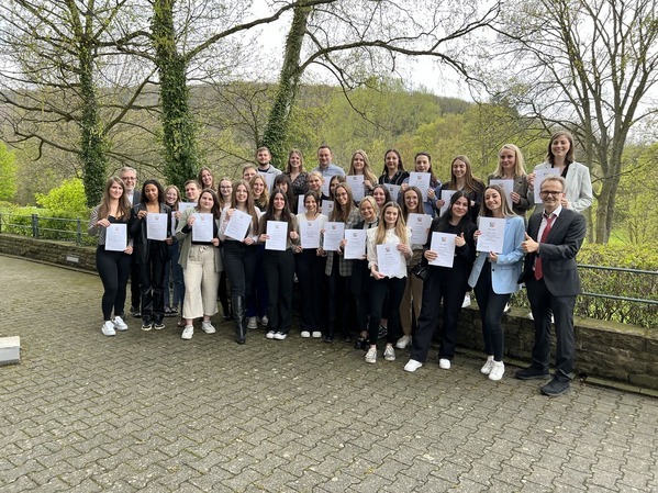 Es wird ein Gruppenbild der ausgezeichneten Studierenden  mit Herrn Direktor der Fachhochschule für Rechtspflege NRW, Herr Dr. Meyer, Oberregierungsrat Thomas Schmidt, Projektleiter Justiz-Online für die Websites der Gerichte und Justizbehörden, sowie Justizamtmann Maik Schlaak gezeigt.